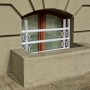 Graues, ausziehbares Fenstergitter aus Stahl zum Einbruchschutz am Kellerfenster.