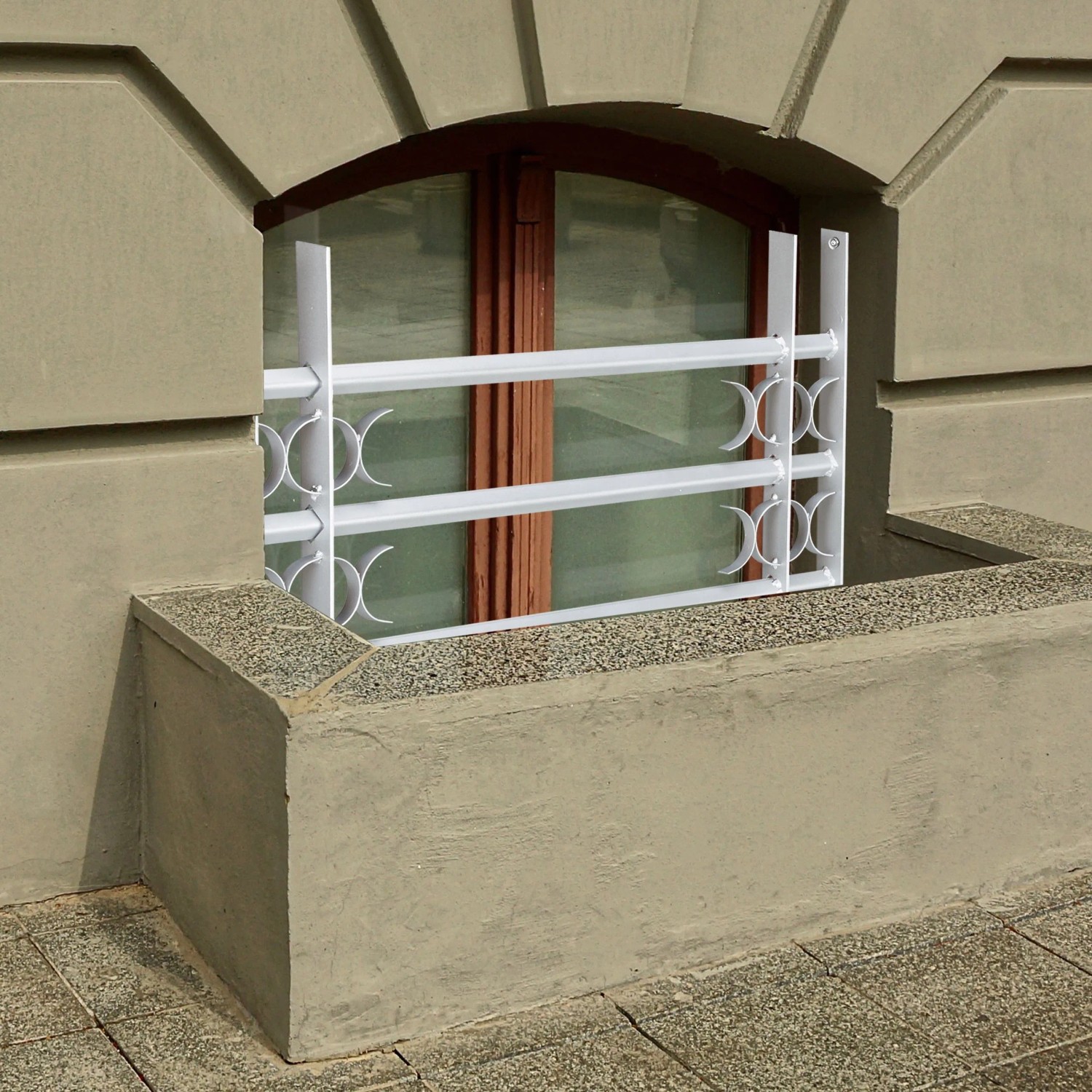 Graues, ausziehbares Fenstergitter aus Stahl zum Einbruchschutz am Kellerfenster.