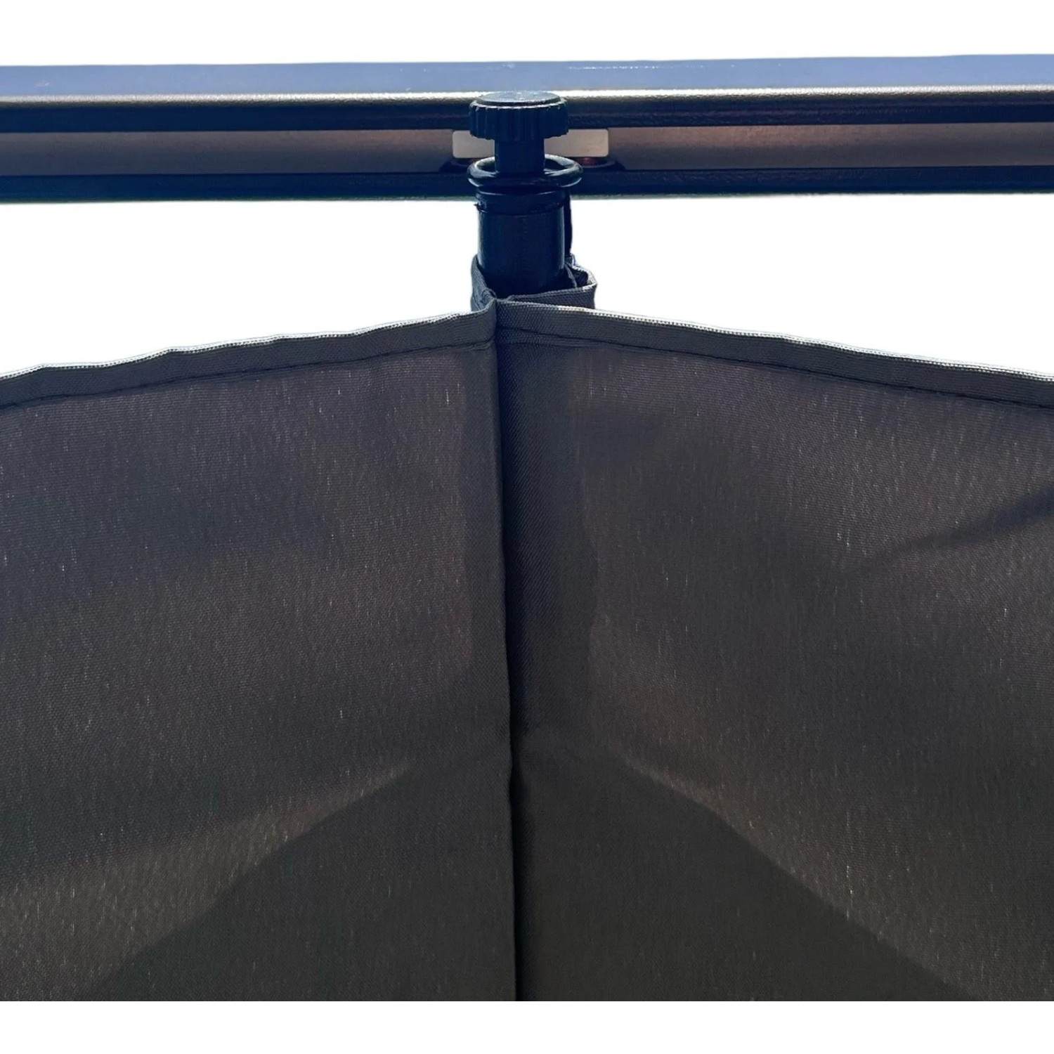 Detailaufnahme: Anthrazitfarbenes Schiebedach des Jet-Line Gartenpavillons Luxor Light.
