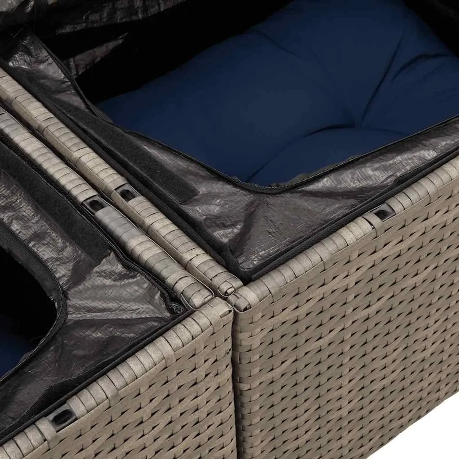 Detailaufnahme: Graue vidaXL Garten-Sofagarnitur aus Rattan mit blauen Kissen und wasserfestem Stauraum.