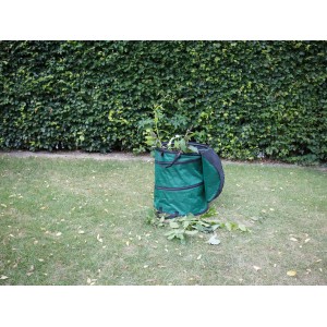 Grüner Gartensack Pop Up mit Deckel (85 l) auf Rasen mit Gartenabfällen.