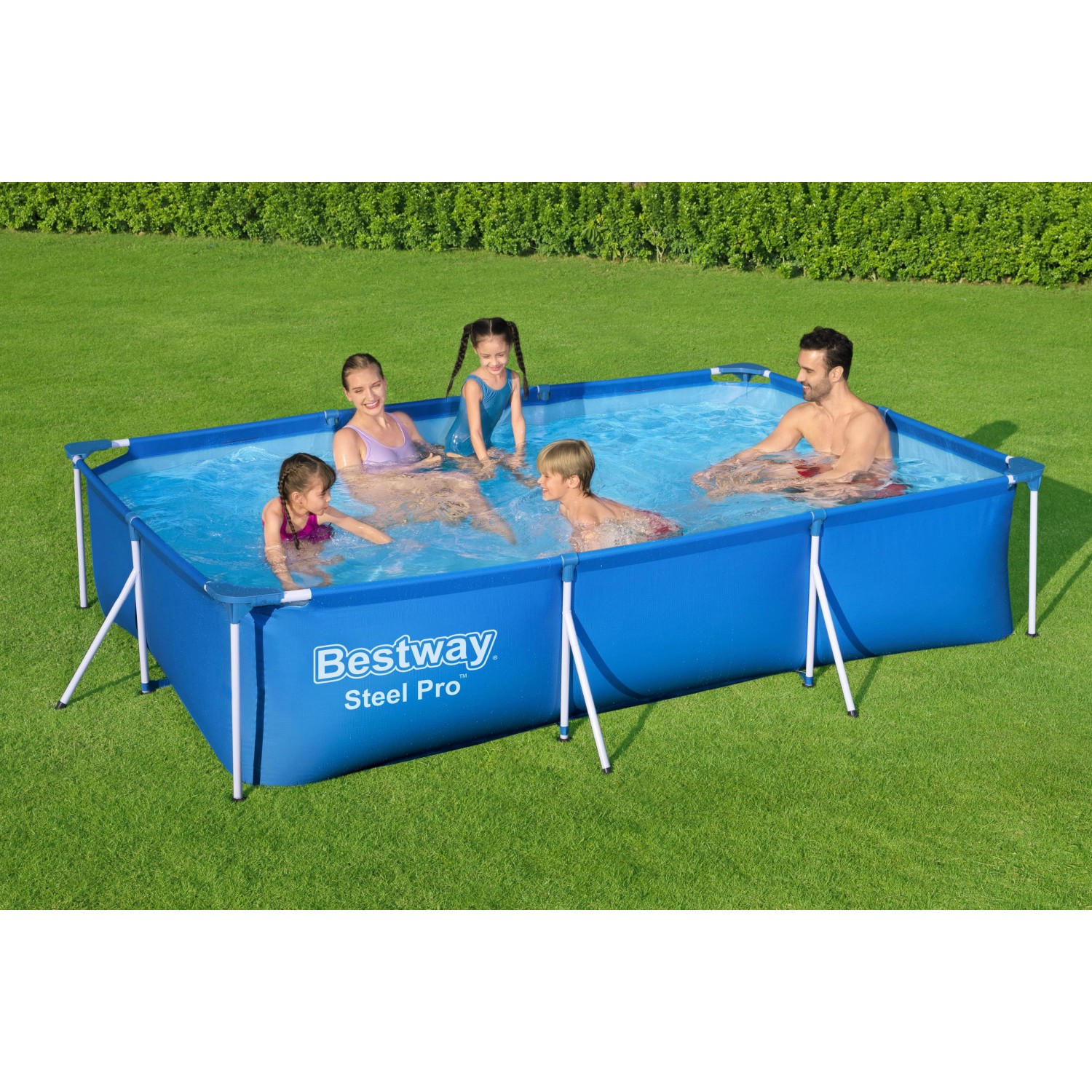 Blauer Bestway Stahlrahmenpool Steel Pro mit Familie im Garten. Rechteckiger Pool 300x201x66 cm.