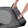Aufblasbares, schwarzes Stand Up Paddle Board Maona wird zusammengerollt.