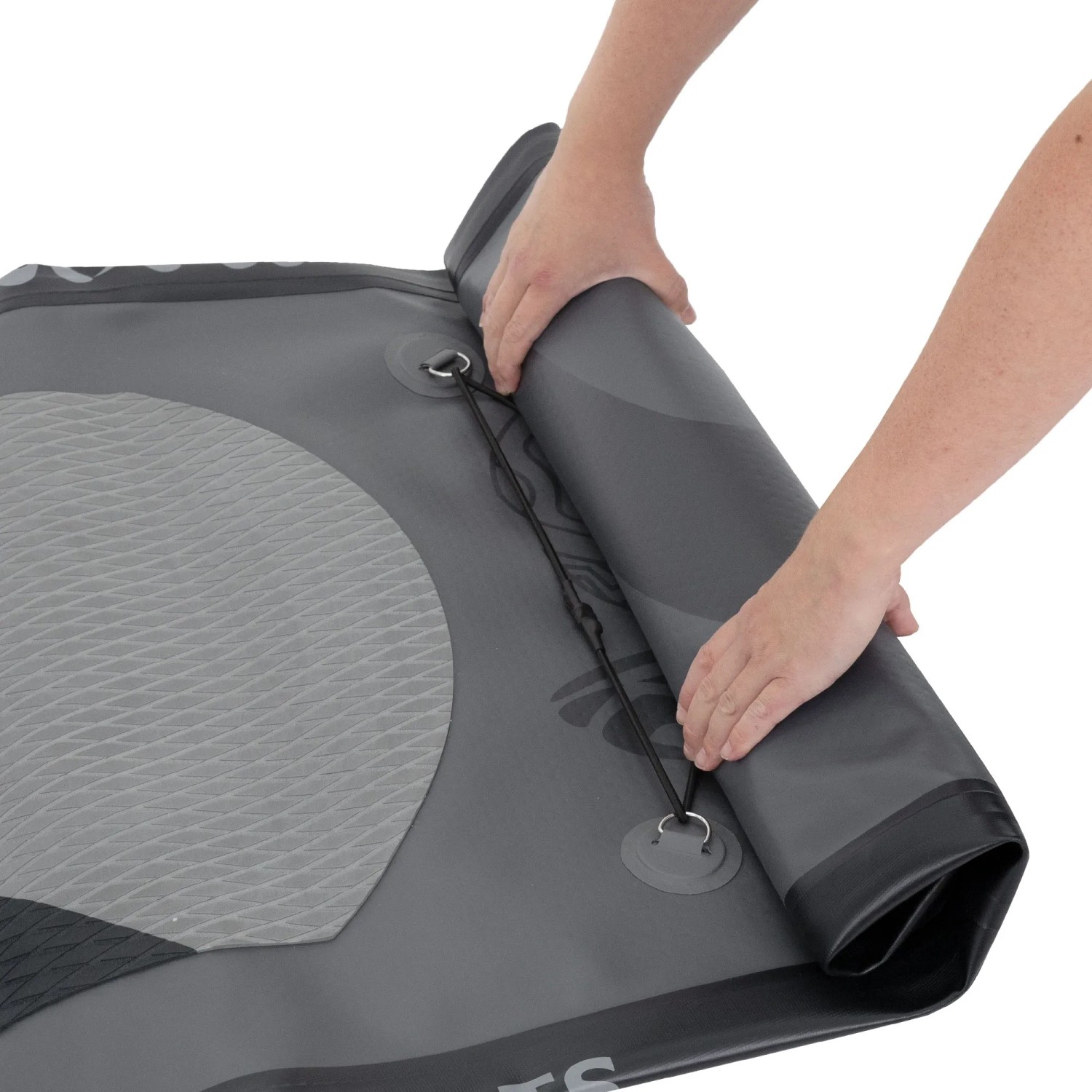 Aufblasbares, schwarzes Stand Up Paddle Board Maona wird zusammengerollt.