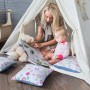 Graues Sunny Alba Tipi Zelt mit Frau und Kind beim Lesen. Spielzelt aus Baumwolle mit Kissen und Fenstern.