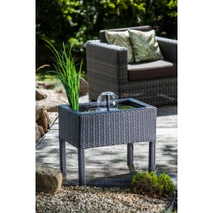 Dekoratives Hochteich-Komplettset Rattan in Schwarz mit Wasserspiel für Garten und Terrasse.