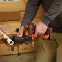 Black+Decker Multievo Multifunktionswerkzeug im Einsatz beim Sägen eines Rohrs.