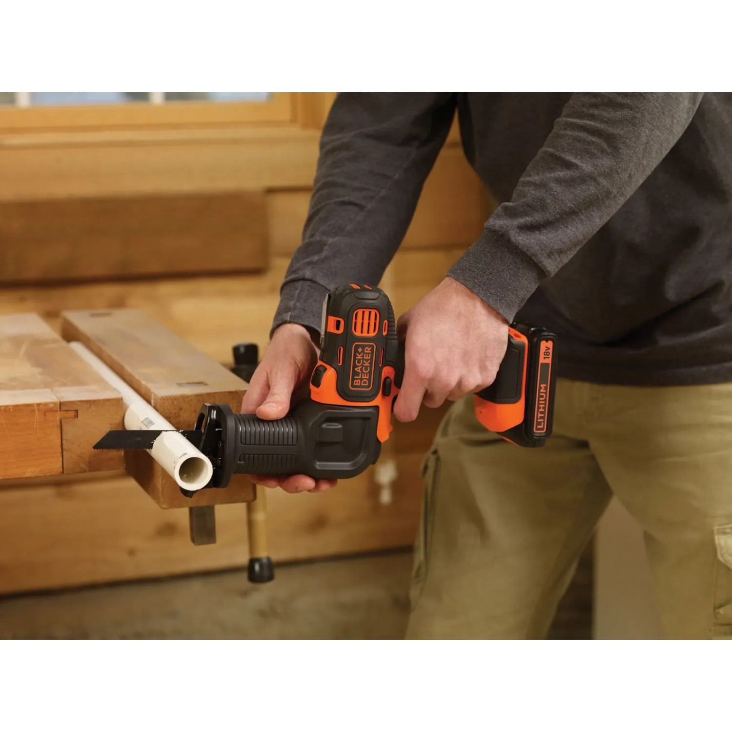 Black+Decker Multievo Multifunktionswerkzeug im Einsatz beim Sägen eines Rohrs.