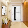 Weiße Splendoor Sicherheits-Haustür Berlin Prime RC2 mit Edelstahlapplikation und Glaseinsatz im modernen Flur.
