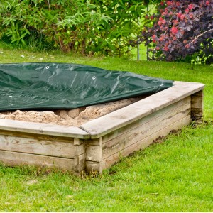 Grüne Windhager Sandkasten-Abdeckung 140x140 cm auf Holzsandkasten im Garten.