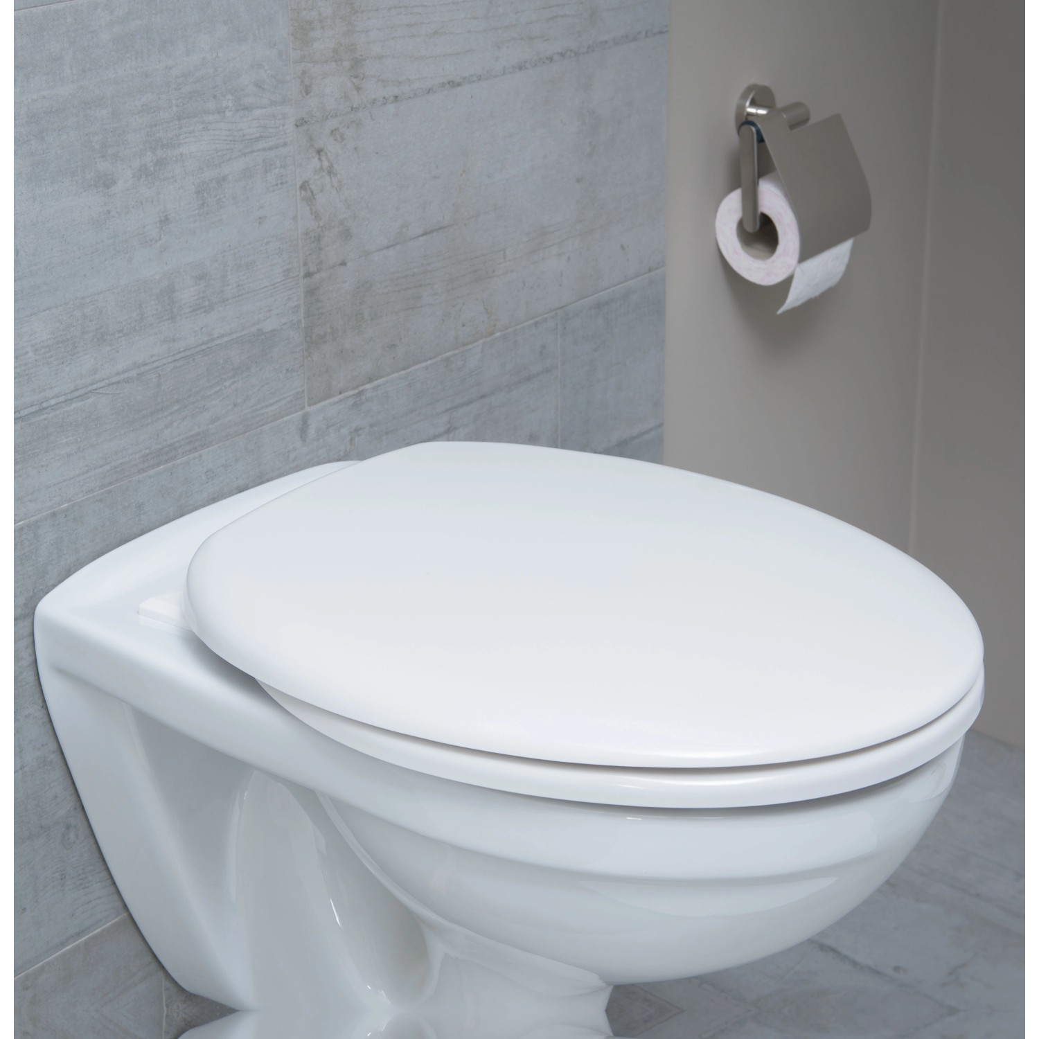 Weißer Schütte WC-Sitz mit Absenkautomatik auf einer Toilette montiert.