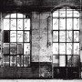 Rasch Digitaltapete Factory IV: Graue Fototapete mit Fenster-Motiv im Industrie-Look, 3x3,72m.