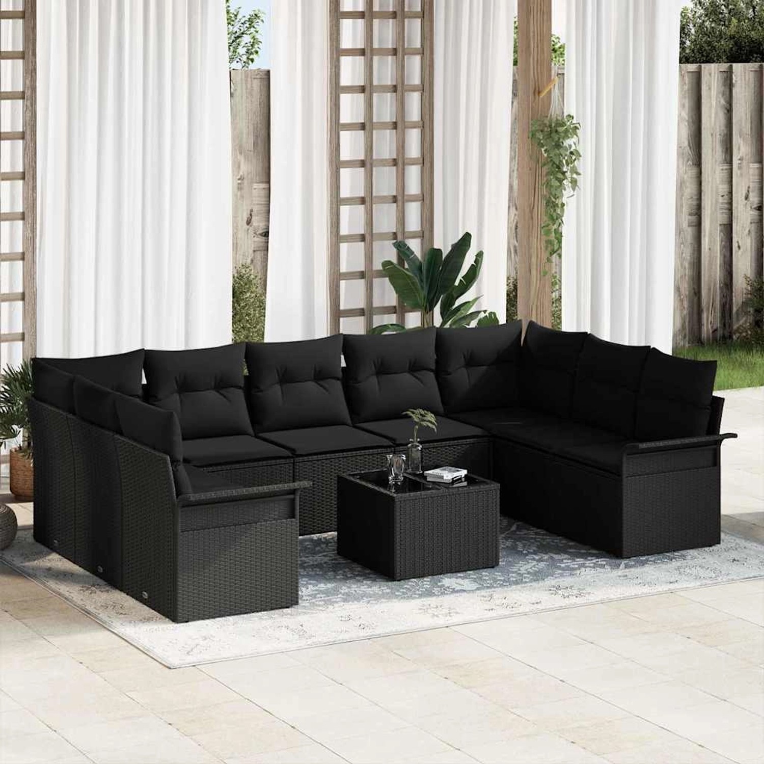 Schwarzes 10-teiliges Garten-Sofa-Set aus Poly Rattan mit Tisch und Kissen.