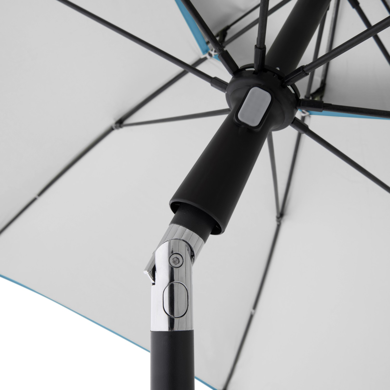 Detailaufnahme: Blauer Doppler Strandschirm Windprofi Neo 200 mit Windventil und Fiberglas-Streben.