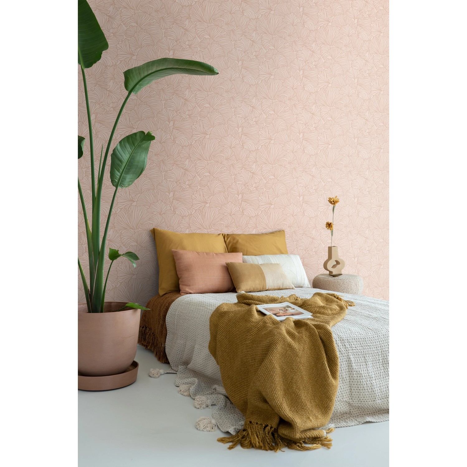 ESTAhome Vliestapete Ginkgoblätter in Terrakottarosa an Schlafzimmerwand.