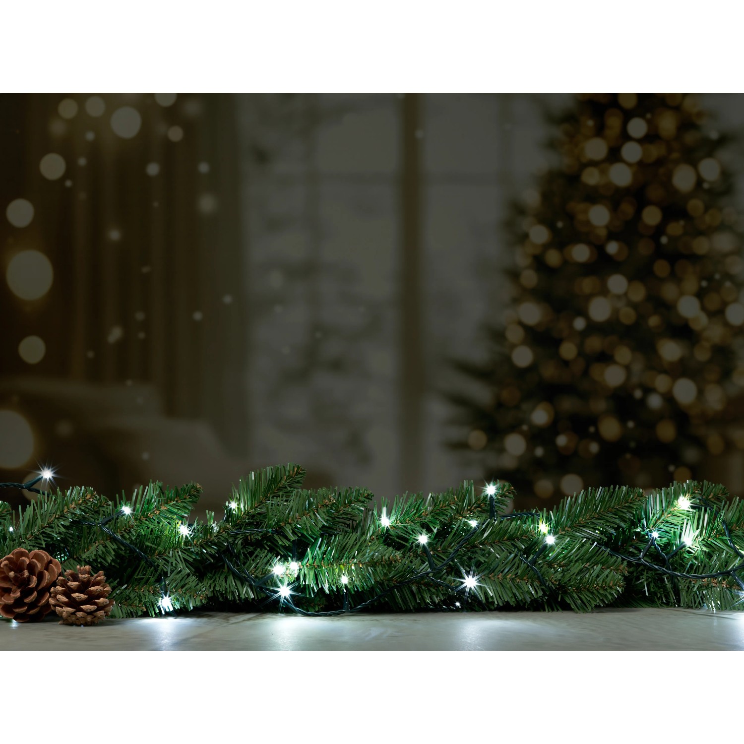 Zweifarbige LED-Lichterkette (kalt/warmweiß) mit Tannengrün und Zapfen, ideal für den Außenbereich.