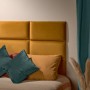 Dunkelgrüner OBI Vorhang mit Tunnelzug im 2er-Set, 135x250 cm, als Fensterdeko im Schlafzimmer.