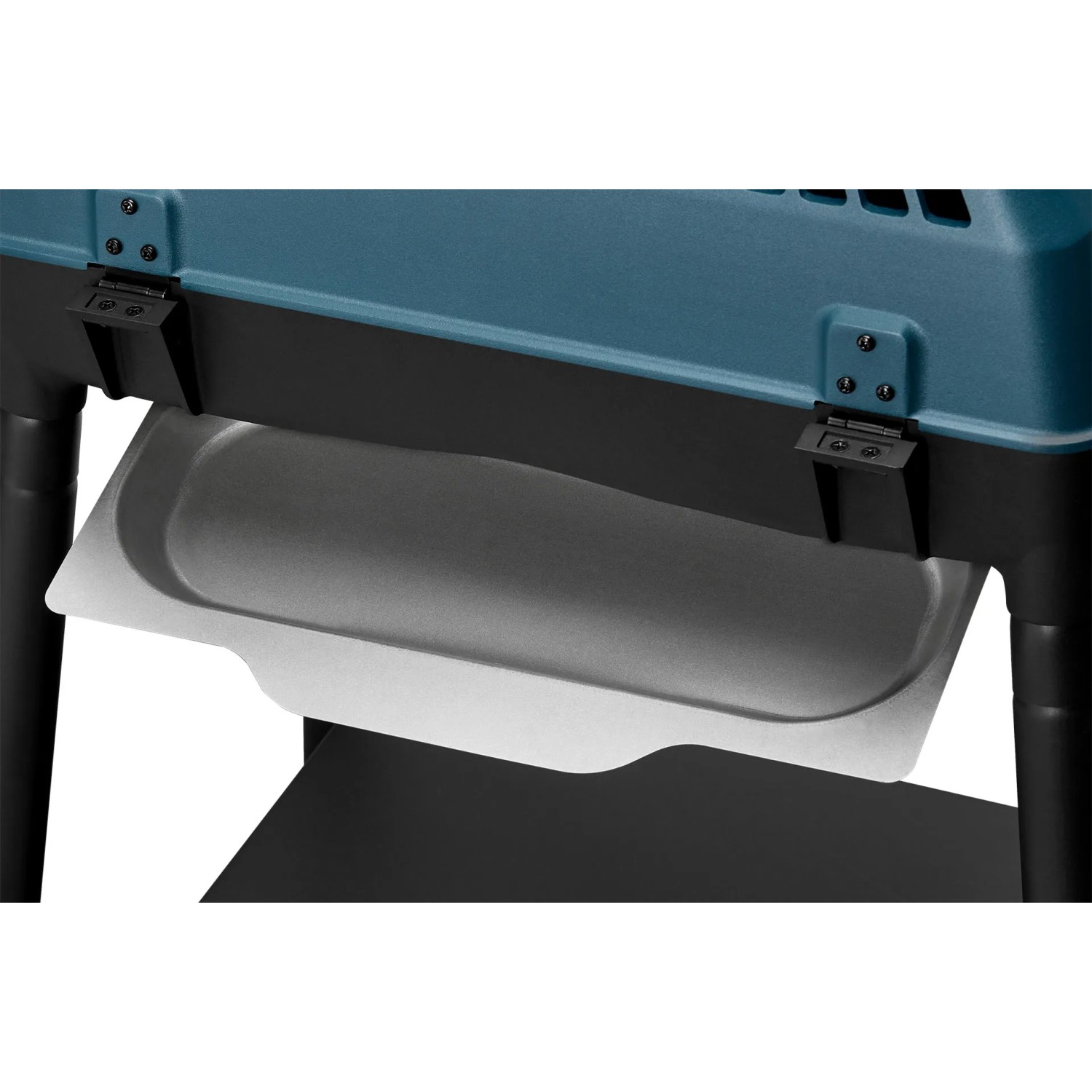 Detailaufnahme des Enders Camping-Gasgrill Explorer II Pro mit Fettauffangschale.