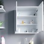 Offener, weißer Vicco Badspiegelschrank Roy 60x68 cm mit drei Ablageflächen im Badezimmer.