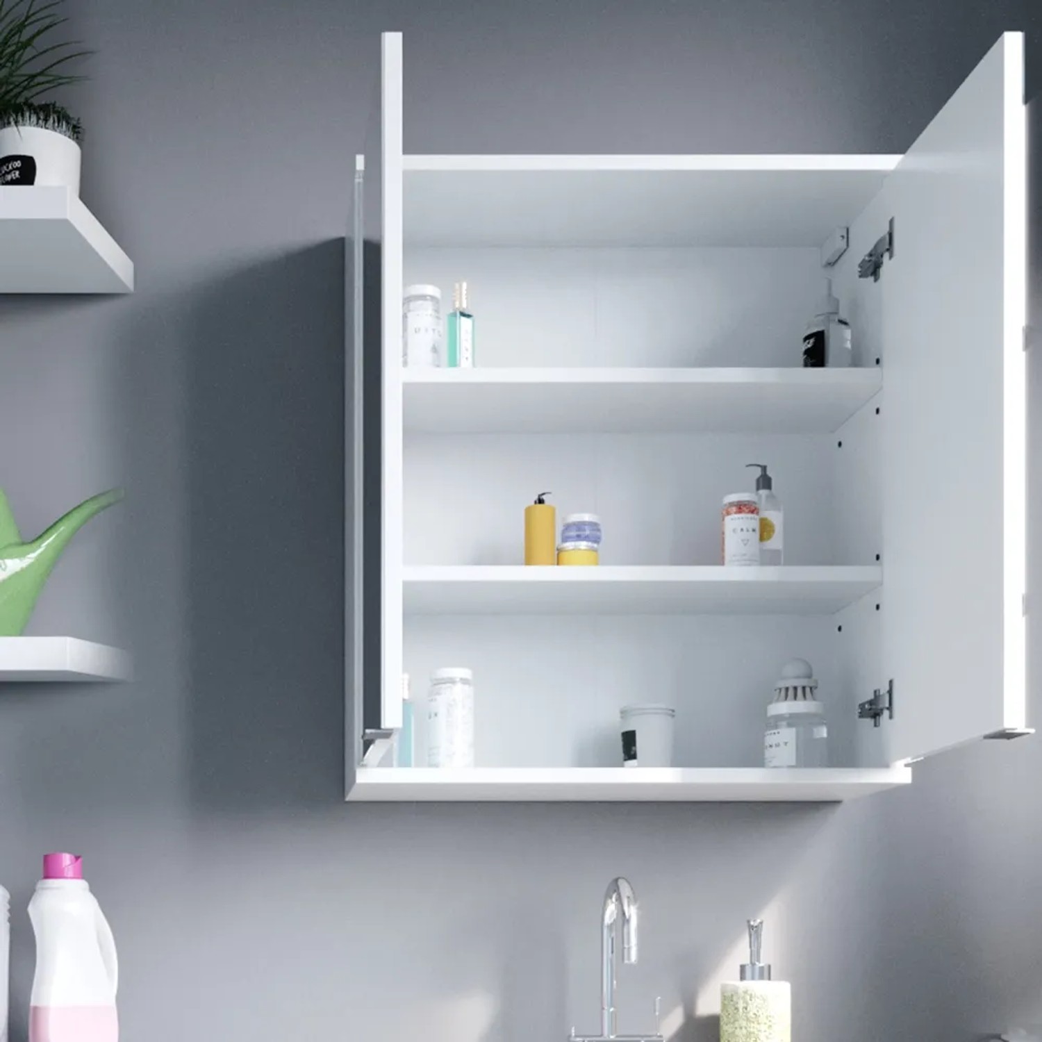Offener, weißer Vicco Badspiegelschrank Roy 60x68 cm mit drei Ablageflächen im Badezimmer.