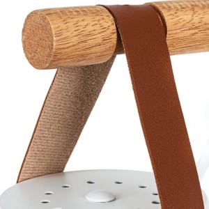 Arte Lamp Wandleuchte Thomas: Holzstange, braune Lederriemen und weißes Metall.