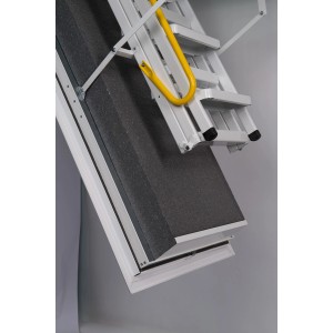 Minka Dachbodentreppe Arctic Fire (120x70 cm) mit weißem Deckel und gelbem Handlauf.