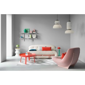 Modernes Wohnzimmer mit Wänden in Alpina Innenfarbe Pantone Vapor Blue Hellgrau. Matte Wandfarbe für stilvolle Räume.