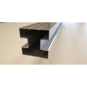 GartenLand Steckzaunpfosten aus Aluminium, silber, mit 2 Nuten für Zaunelemente und Pfostenkappe.