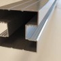 GartenLand Steckzaunpfosten aus Aluminium, silber, mit 2 Nuten für Zaunelemente und Pfostenkappe.