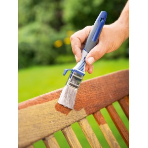 Hand lasiert Holzbank mit LUX Flachpinsel 40 mm. Pinsel mit Tank für Lasurarbeiten.