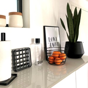 Bogenhanf Sansevieria Zeylanica im Topf, ca. 60cm hoch, als Deko-Element im modernen Wohnraum.