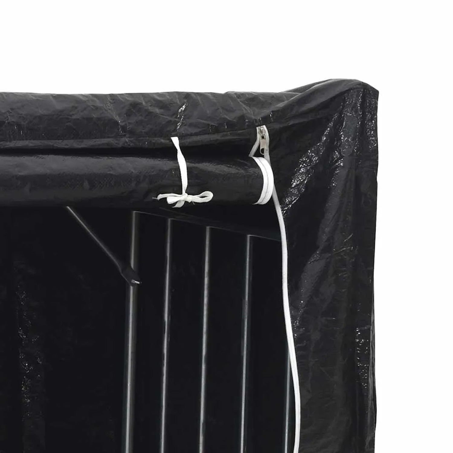 Detailansicht: Schwarze Regenschutzplane am vidaXL Brennholzregal aus Stahl.