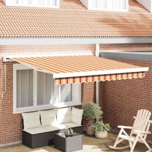 vidaXL Einziehbare Markise, gelb-orange gestreift, 350x250 cm, montiert an Hauswand über Sitzgruppe.