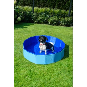 Blauer, runder Dobar Hundepool Gr. S aus Kunststoff mit Hund im Garten.