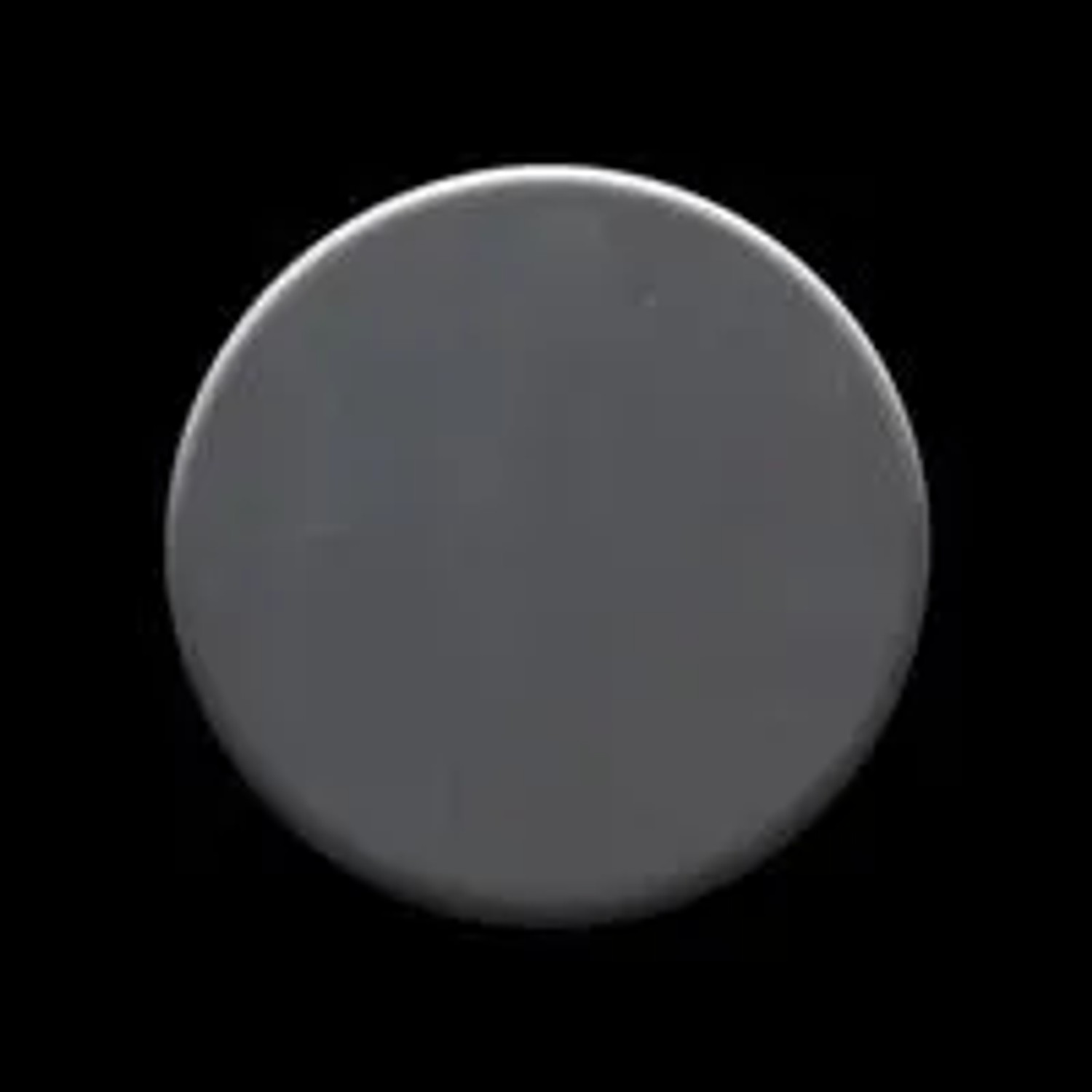 Detailaufnahme einer einzelnen, runden, grauen Mosaikfliese aus Edelstahl mit hochglänzender Oberfläche.