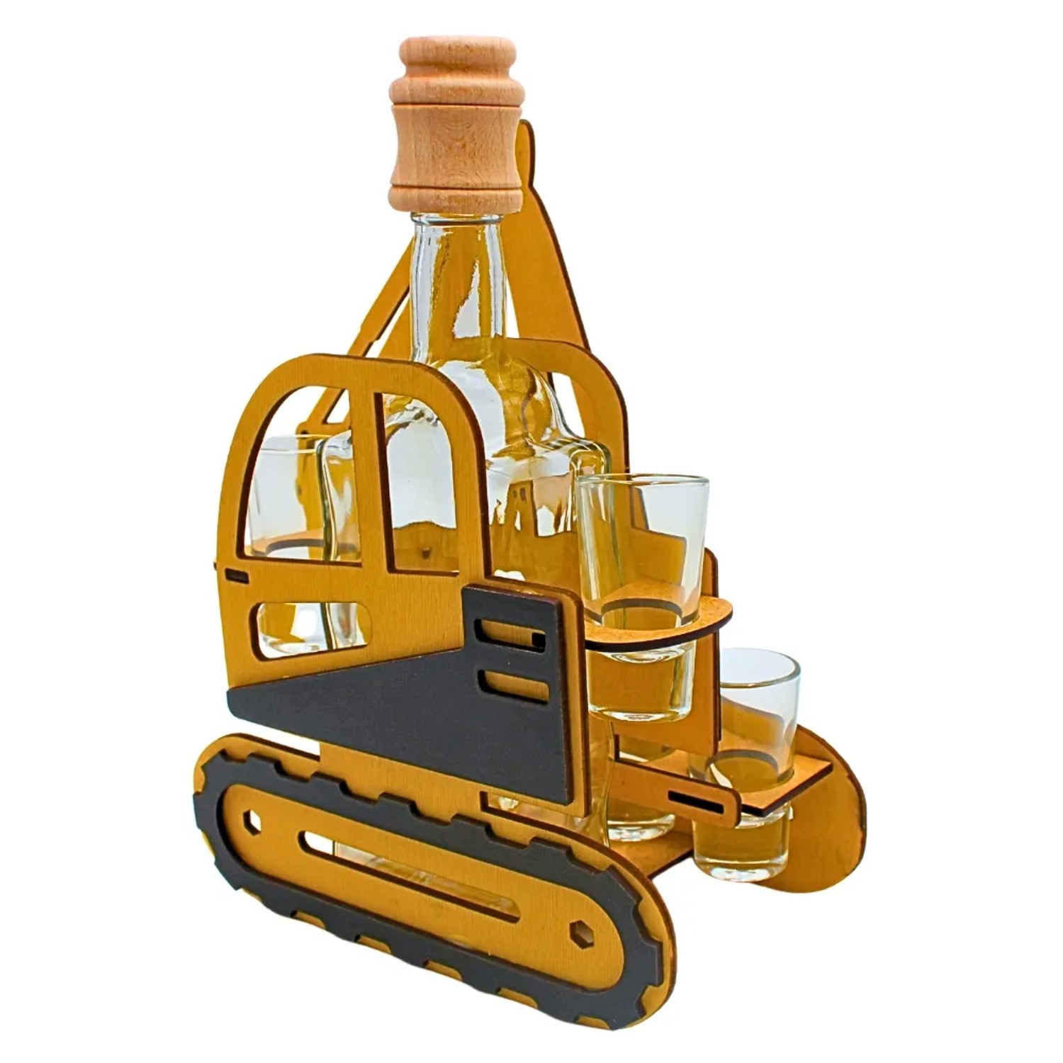 Gelber Holz-Bagger mit Karaffe und sechs Schnapsgläsern. Dekoratives Schnapsglasgeschenkset für Hausbar.