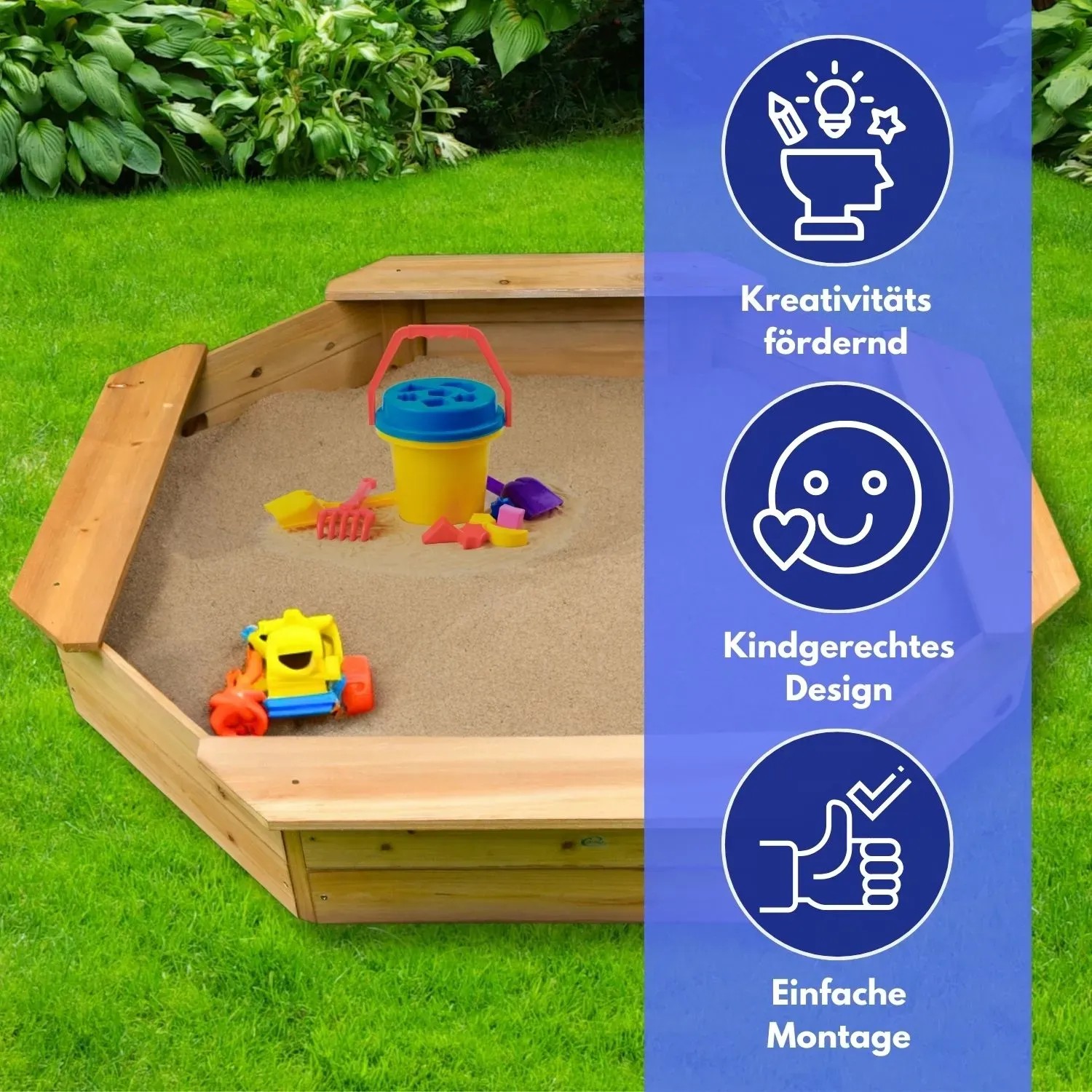 Sechseckiger Holzsandkasten Coemo Sally mit Spielzeug und Bodenplane im Garten.