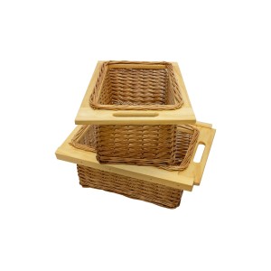2 braune Monstershop Weidenkörbe mit Holzrahmen für Buffetschränke.