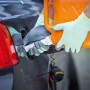 LUX Tankhandschuhe Gr. 10 beim Betanken eines Autos mit Kraftstoff.