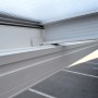Detailansicht der weißen Home Deluxe Terrassenüberdachung Solis aus Aluminium.