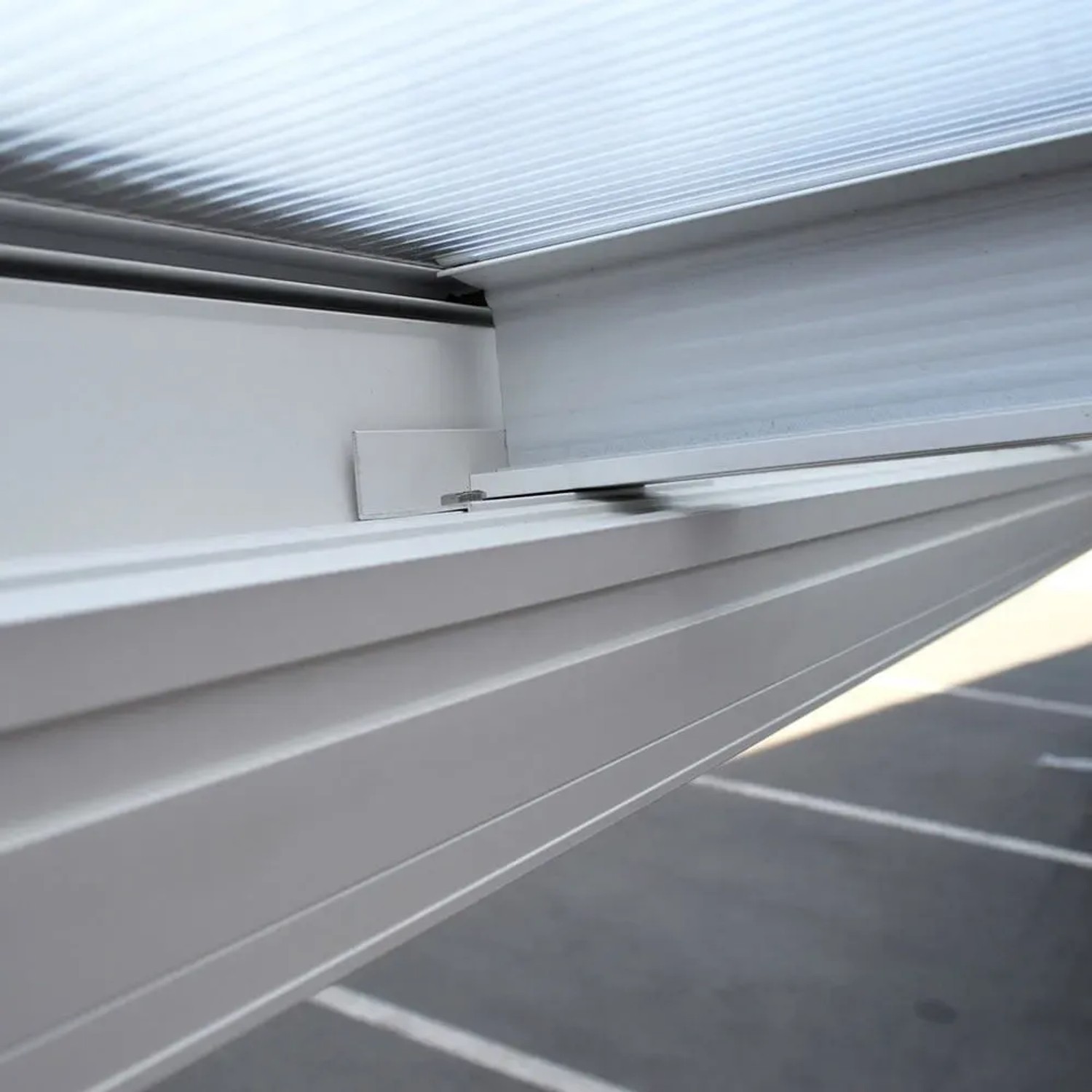 Detailansicht der weißen Home Deluxe Terrassenüberdachung Solis aus Aluminium.