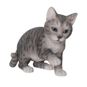 Spielende Deko-Katze, 35 cm, grau getigert, aus Polyresin für Garten & Haus.