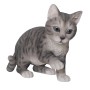 Spielende Deko-Katze, 35 cm, grau getigert, aus Polyresin für Garten & Haus.