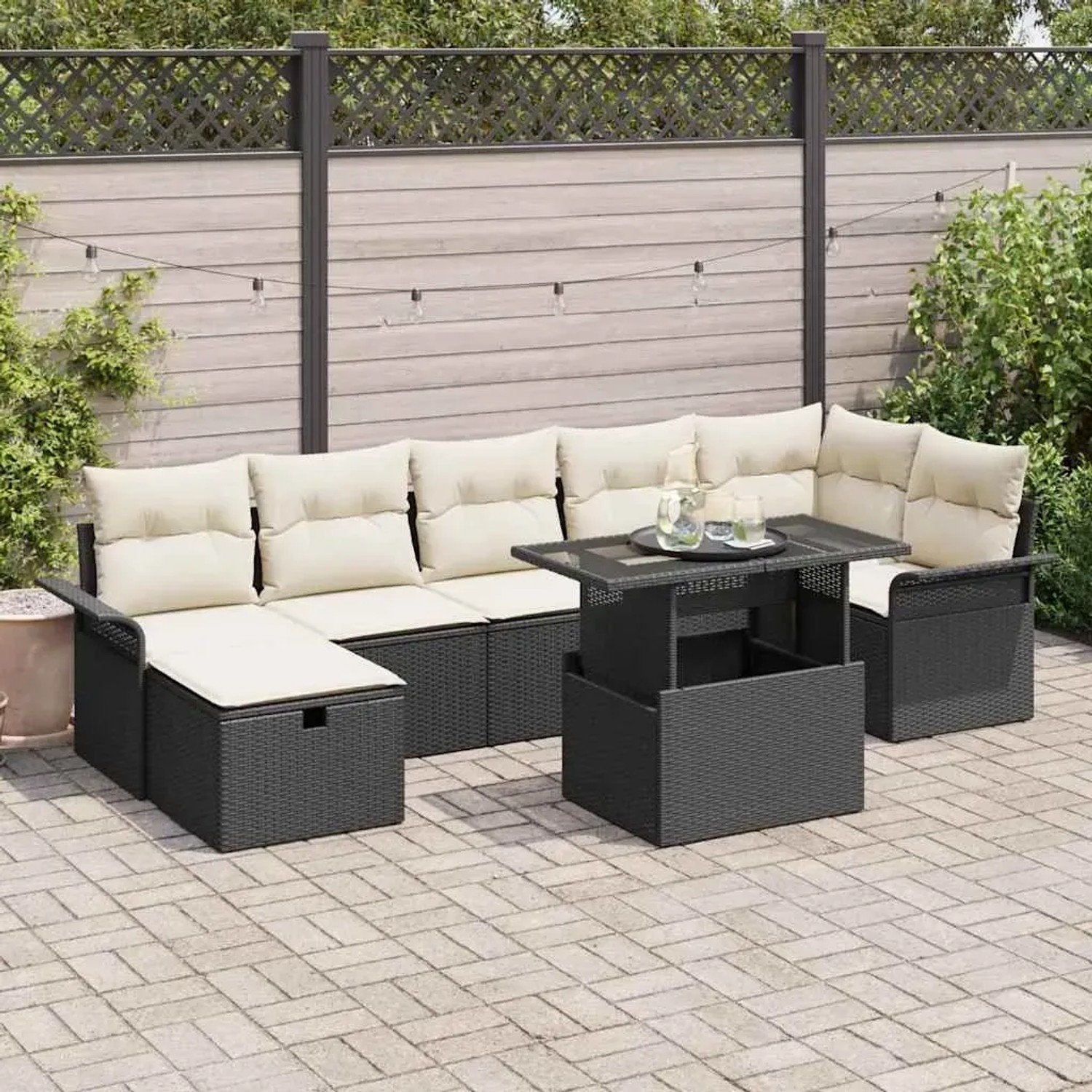 Schwarzes 8-teiliges Garten-Sofa-Set aus Poly Rattan mit Kissen und Tisch.