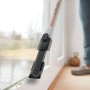 Shark Akku-Staubsauger mit Entleerungssystem reinigt Fensterrahmen mit Bürstenaufsatz.