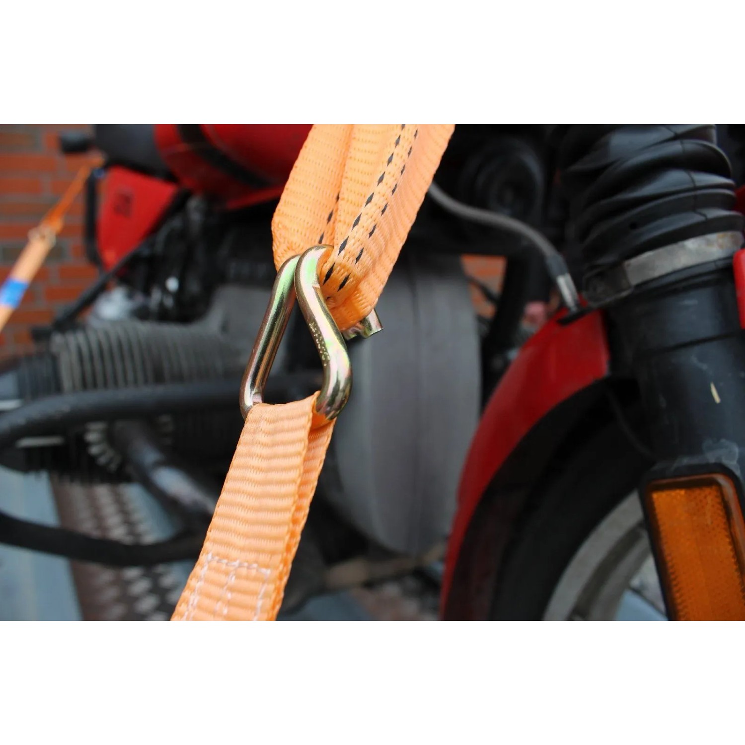 Orange TRUTZHOLM Motorrad Spanngurte mit Gurtschlaufen zur Ladungssicherung am Motorrad.