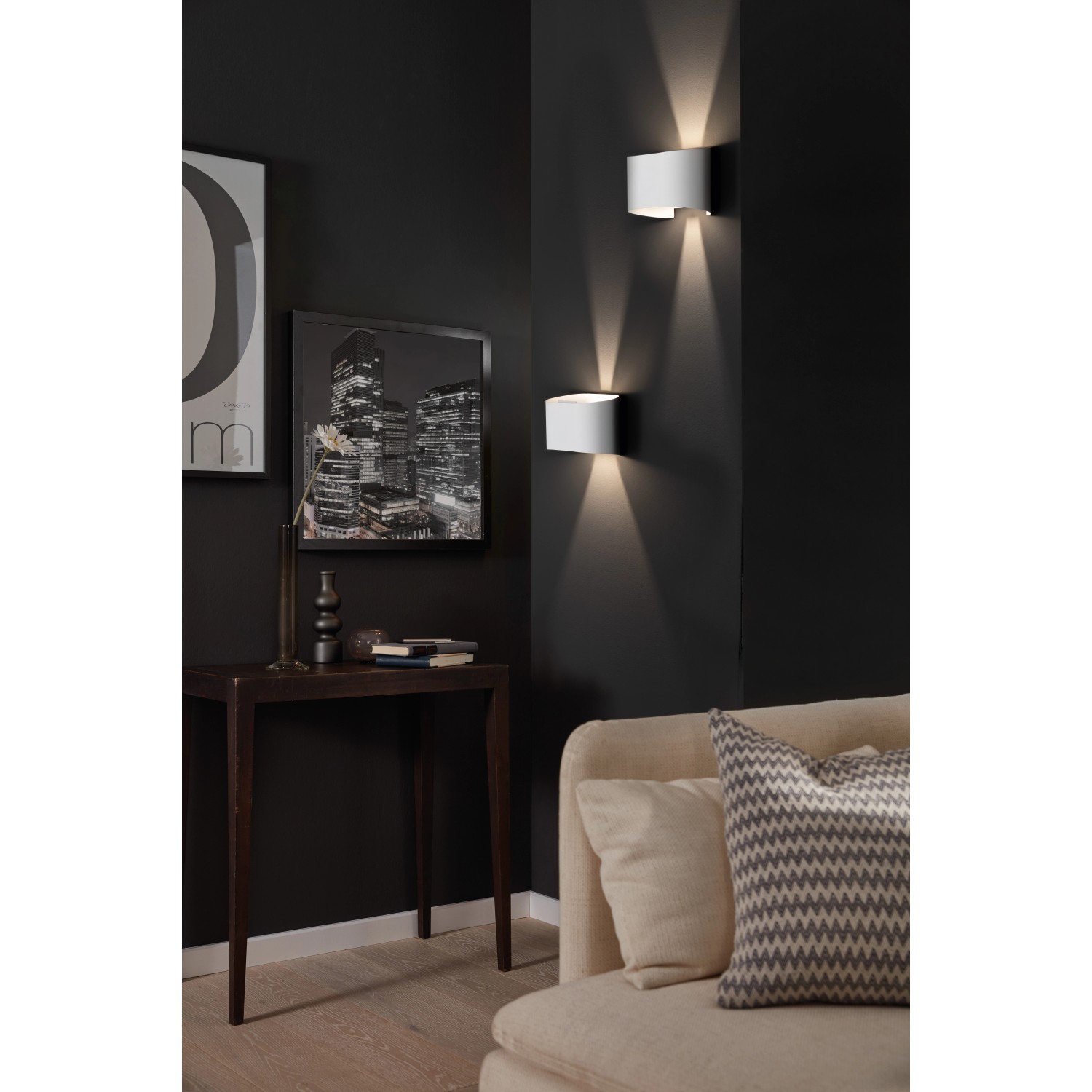 Moderne, weiße LED-Wandleuchte Wall von Fischer & Honsel, 2x3W, im Wohnraum mit Lichteffekt.