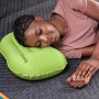 Frau schläft auf grünem Bestway Air Pillow Wanderlite Camping-Kissen.