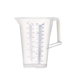 Transparenter PRESSOL Messbecher 2L aus PP mit blau bedruckter Skala und ergonomischem Handgriff.