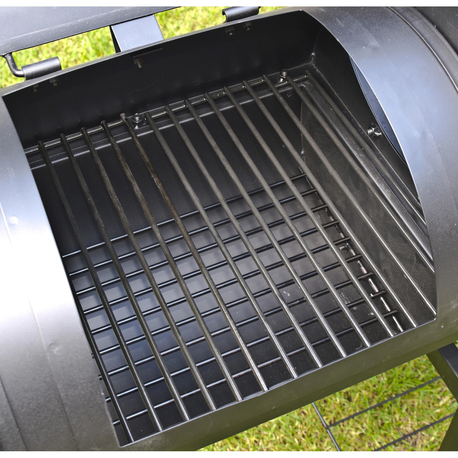 Detailaufnahme des Grillrosts im El Fuego Dakota Holzkohlegrill Smoker.